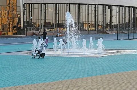 Возле центра