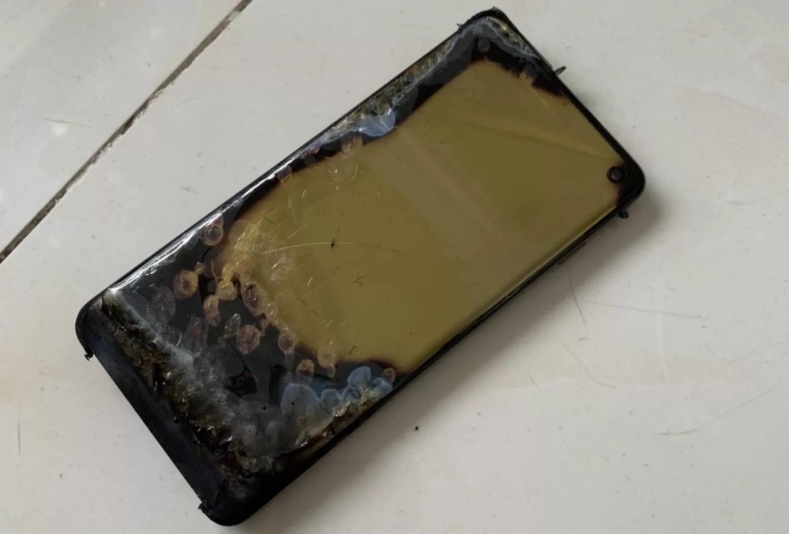 Samsung Note 7 взрывается. Взорванный самсунг s20. S10e Samsung разбито крышка. Разбитый Samsung Galaxy s10. Samsung сгорел