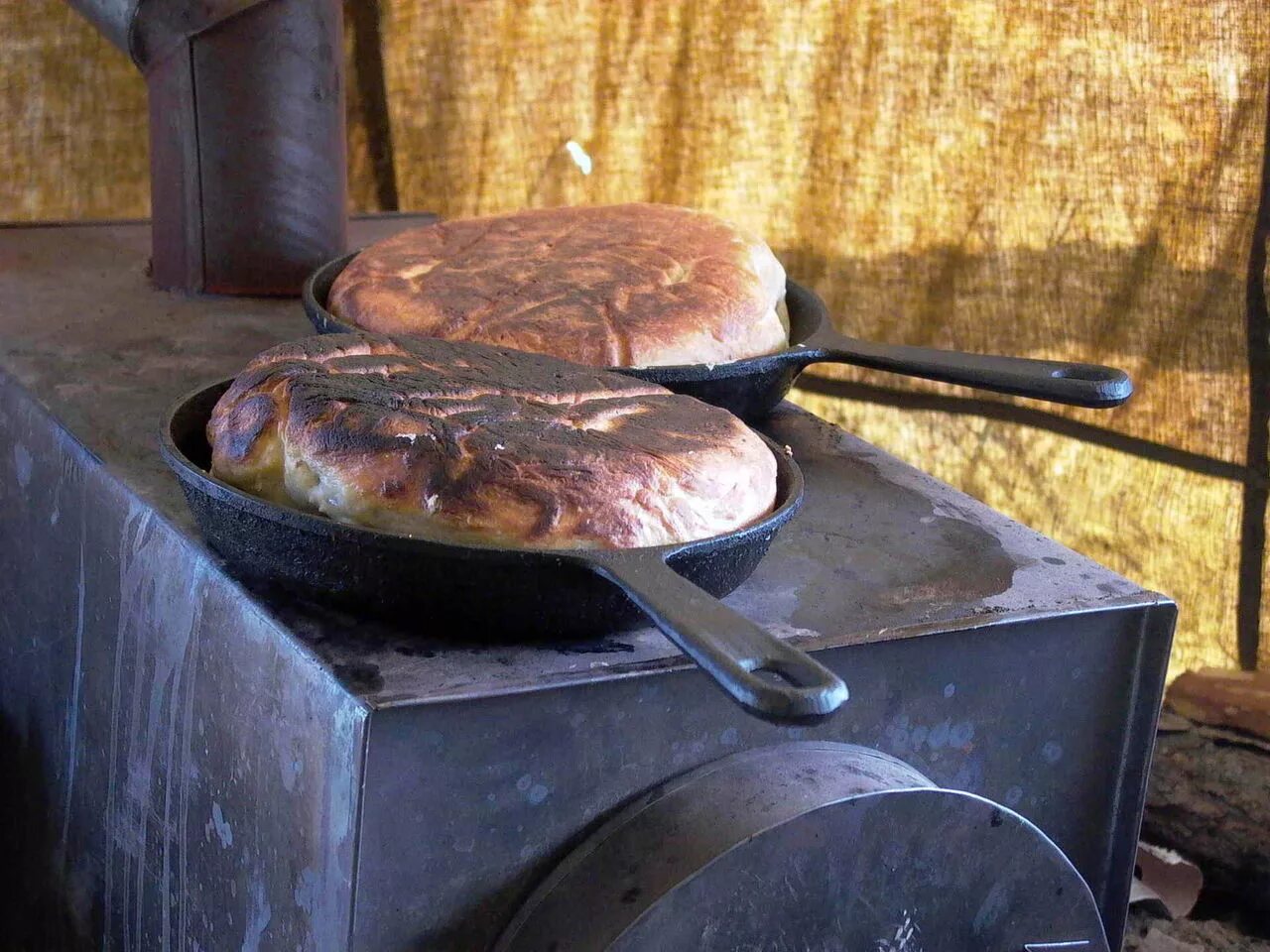 Керюк печь. Железная печь для выпечки хлеба. Металлическая печь для выпечки хлеба. Хлеб в печи.