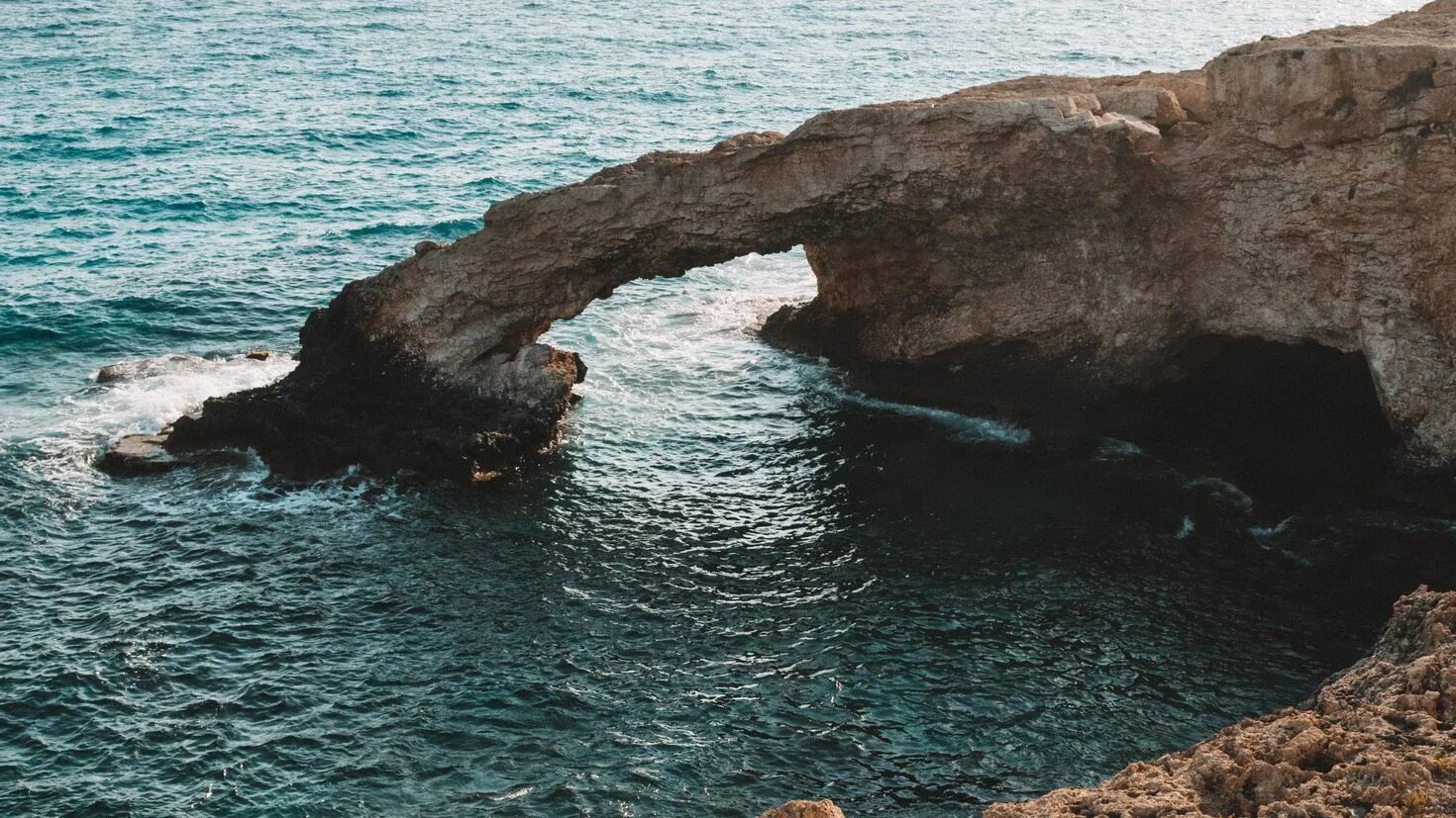 Каспийское море скалы. Скалы на берегу Каспия. Скалы на каспийских островах. Море скалы картинки.