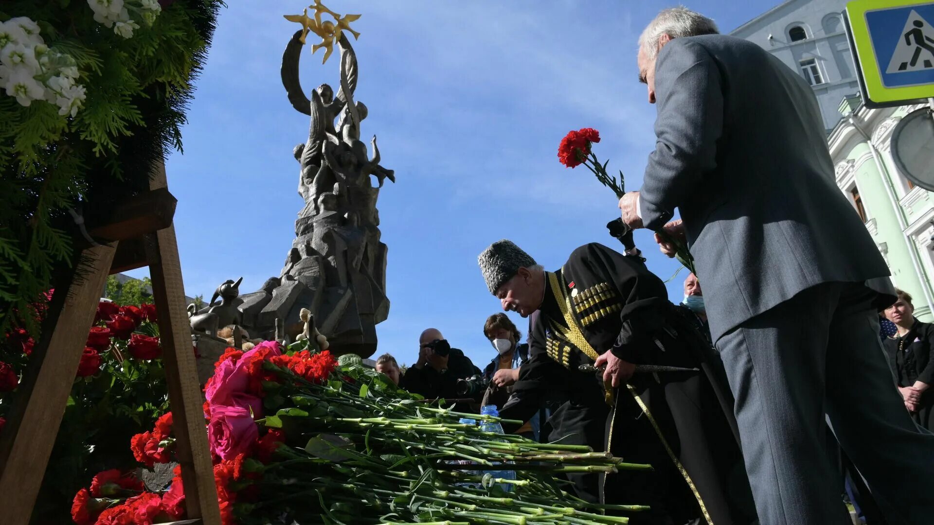 3 Сентября памятник жертвам теракта в Беслане. Памятник трагедии в Беслане в Москве. Беслан 1 сентября 2004 теракт памятники. Риа новости теракт в москве