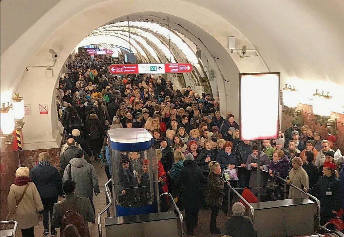 Загруженность метрополитена. Час пик в метро Санкт-Петербурга. Час пик в метро СПБ. Площадь Восстания Санкт-Петербург метро. Станция метро площадь Восстания.