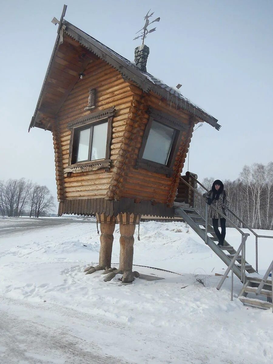 ульяновка ленинградская область избушка баба яга. дом бабы яги ульяновка. баба яга и избушка на курьих. избушка на курьих ножках диво остров. хаттфьелльдал норвегия избушка.