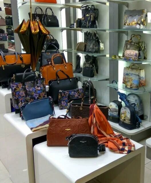 российские чемоданы. чемоданы в фамилии. выкладка чемоданов.