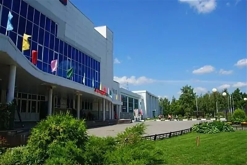 Фото вид на новостройки на улице Горького с площади Победы, на переднем плане - 