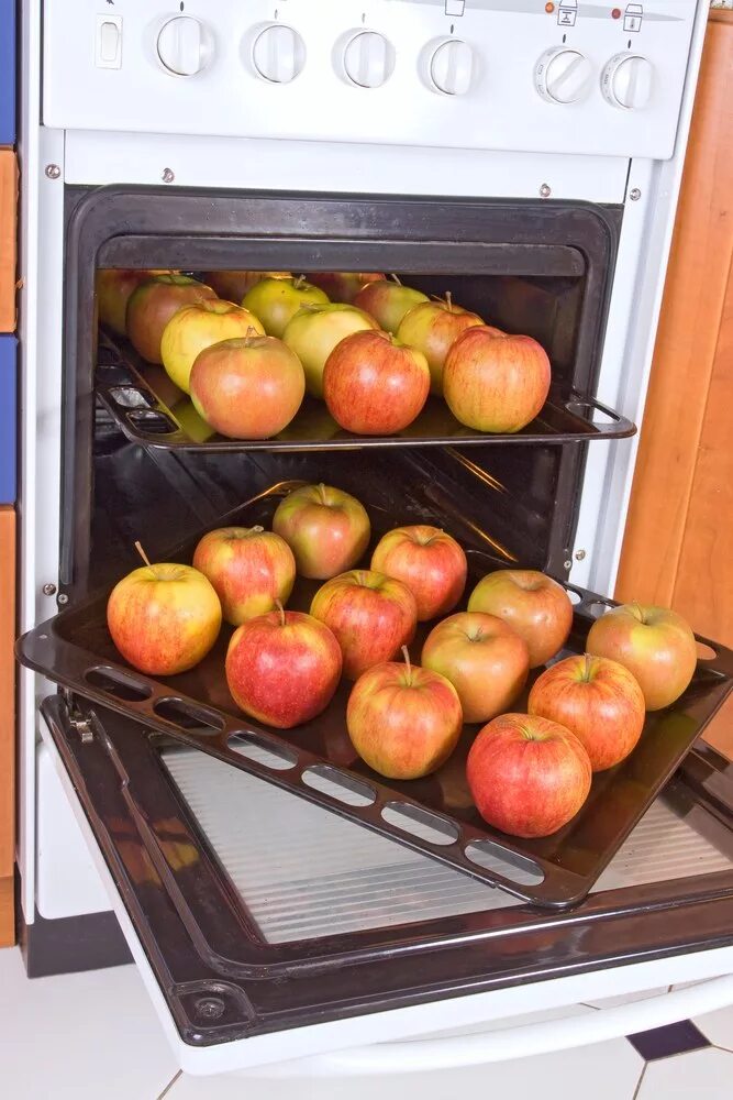 Сколько выпекают яблоки. Яблоки в духовке. Яблочный в духовке. Запечённые яблоки в духовке. Электрошкаф для запекания яблок.