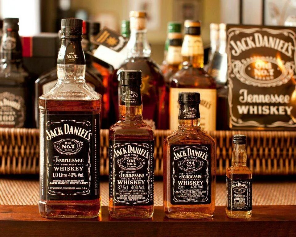 Джек дэниэлс это. Виски Джек Дэниэлс. Джек Дениэл. Джек Daniels виски. Виски Жак Даниэль.