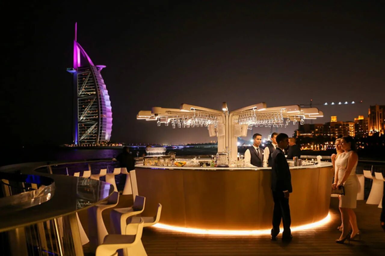 Ресторан с видом дубай. Pierchic ресторан Дубай. Ресторан в Бурдж Халифа в Дубае. Атмосфера ресторан Дубай Бурдж Халифа. Дубай ресторан с видом на Бурдж Халифа.
