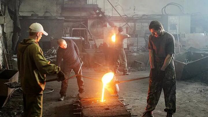 плавильщик литейщик металлов. ростовский литейный завод (рлз). попасная литейный цех формовка. плавильщик цветных металлов и сплавов. формовщик литейного цеха.