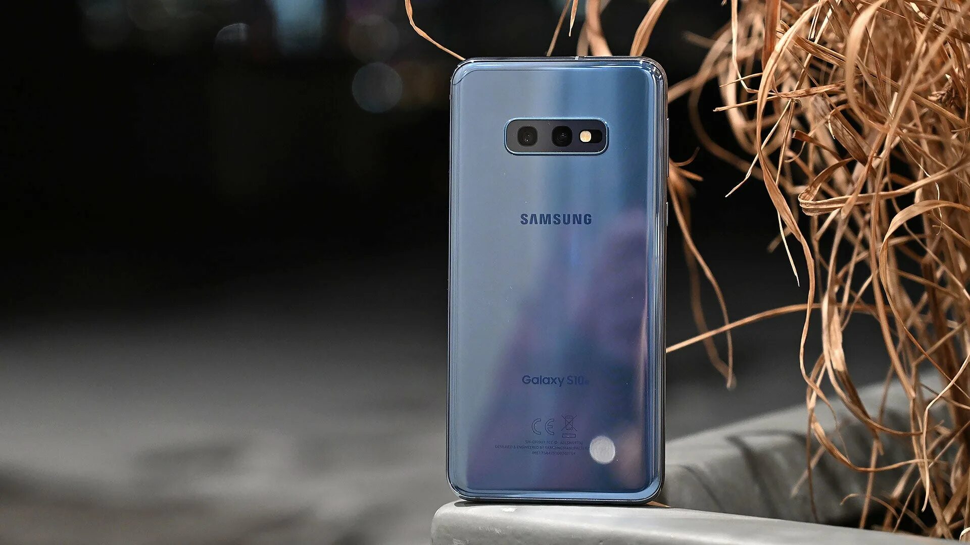 Samsung s10 обзор. Samsung s10e. Samsung s10e Demo. Samsung s10e Blue. Samsung Galaxy s10e Wikipedia.