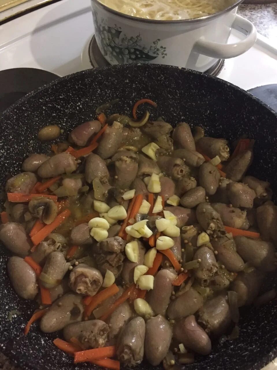 Сколько по времени жарить куриные сердечки. Тушеные куриные сердечки. сердечки куриные сушёные. сердце куриное тушеное. куриные сердечки тушеные в сметане.