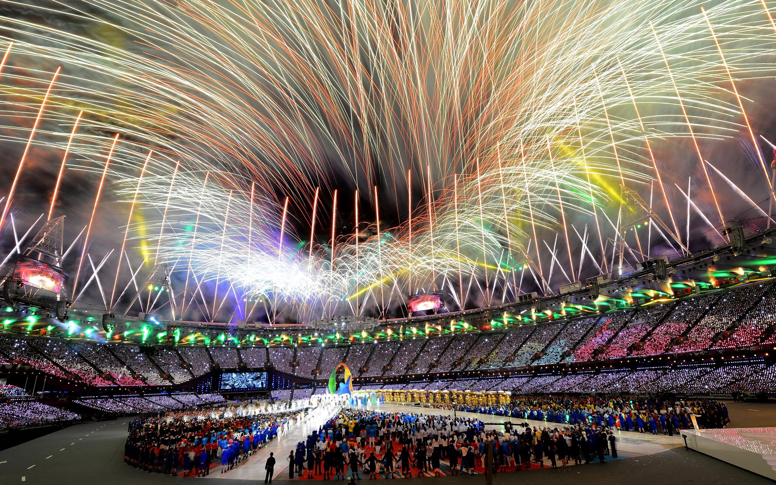 Олимпийские игры т. Олимпийский стадион Лондон 2012. Фишт стадион фейерверк. Сочи летние Олимпийские игры стадион. Олимпийский салют Олимпийских игр.