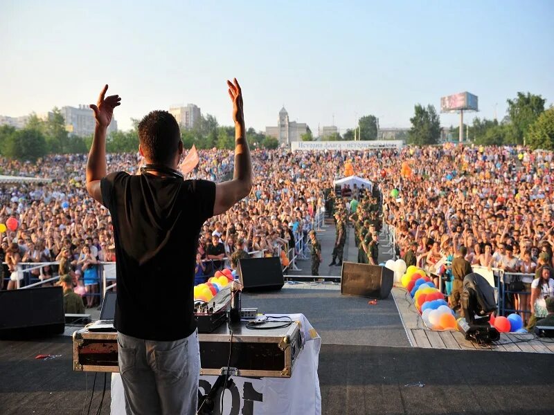 выборг ведущий концерты. режиссер массовых мероприятий. режиссер оперы фото. рок фестиваль под открытым небом. массовые праздники.