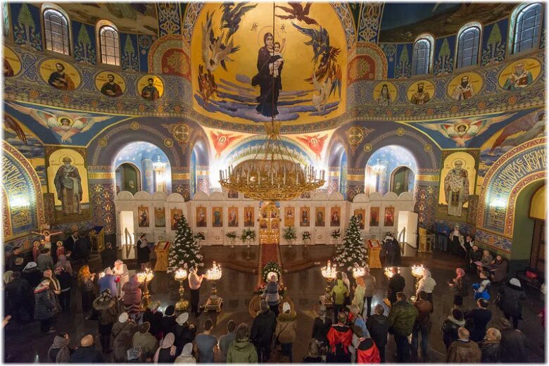 Богослужение в храме адлер. Богослужение в храме адлер. Храм спаса нерукотворного адлер. Троицкий храм внутри платнировская. Богослужение в храме адлер.