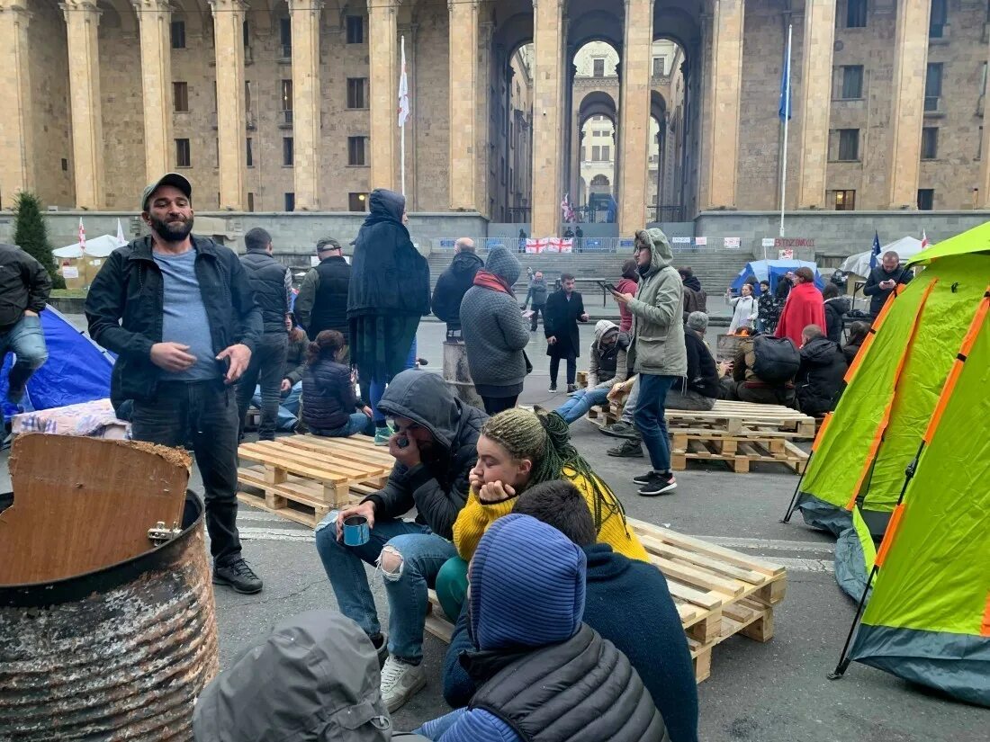 Ситуация в тбилиси сегодня. Протесты в Грузии. Тбилиси акции протеста сегодня. Митинг у парламента в Тбилиси сегодня. Грузия рейв митинг у парламента.