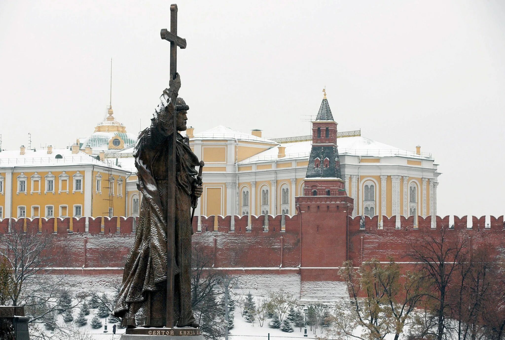 Какому владимиру памятник в кремле. Памятник на красной площади в Москве князю Владимиру. Памятник князю Владимиру около Кремля в Москве.