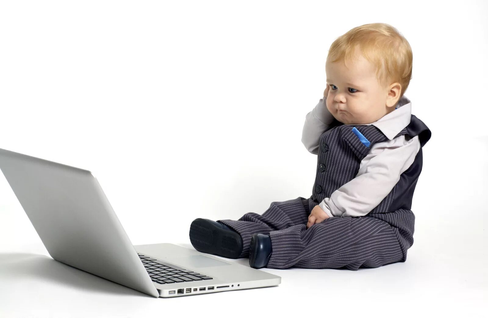 Компьютер для детей. Ребенок с ноутбуком. Ребенок за компьютером. Мальчик с компьютером.