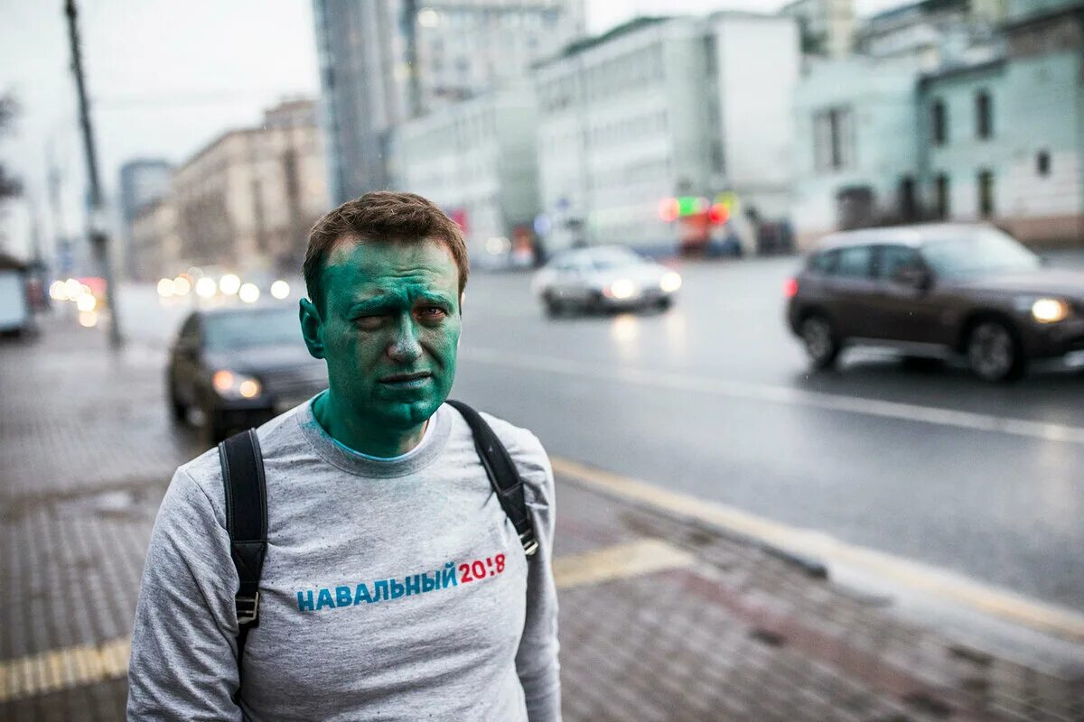 Навального облили зелёнкой. Насральный