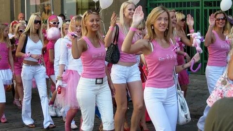 Латвийские девушки столице на празднике. фото: картинки яндекса. 