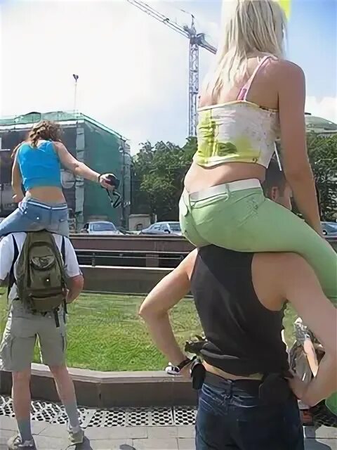 Селf yf kbwj. Девушка на коленях у парня. Девочка села на улице. Девушка на коленях e gfhyz. Она села на меня.