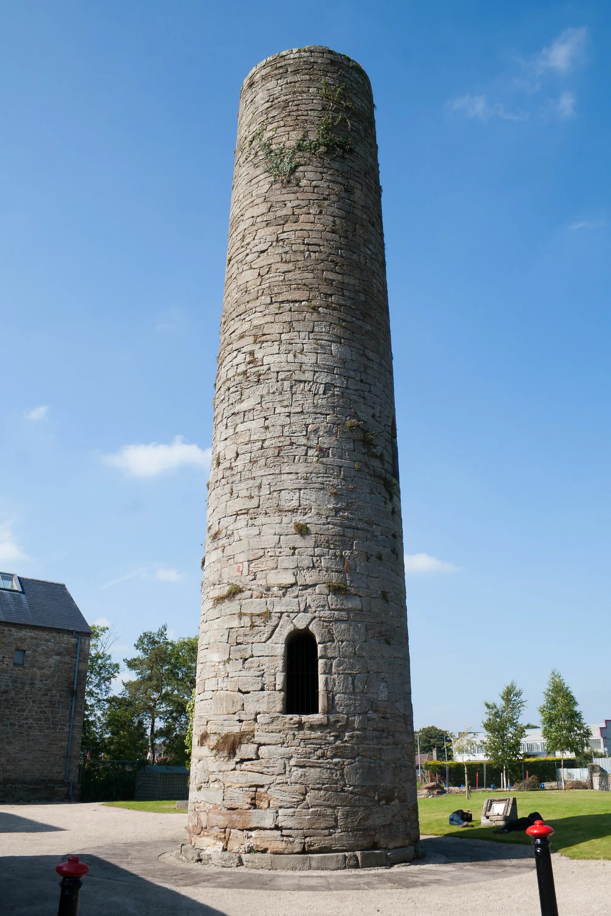 Round tower. Круглые башни Ирландии. Башня кёйсмяэ. Каменная башня Тортуга. Башня Килмакчуа.