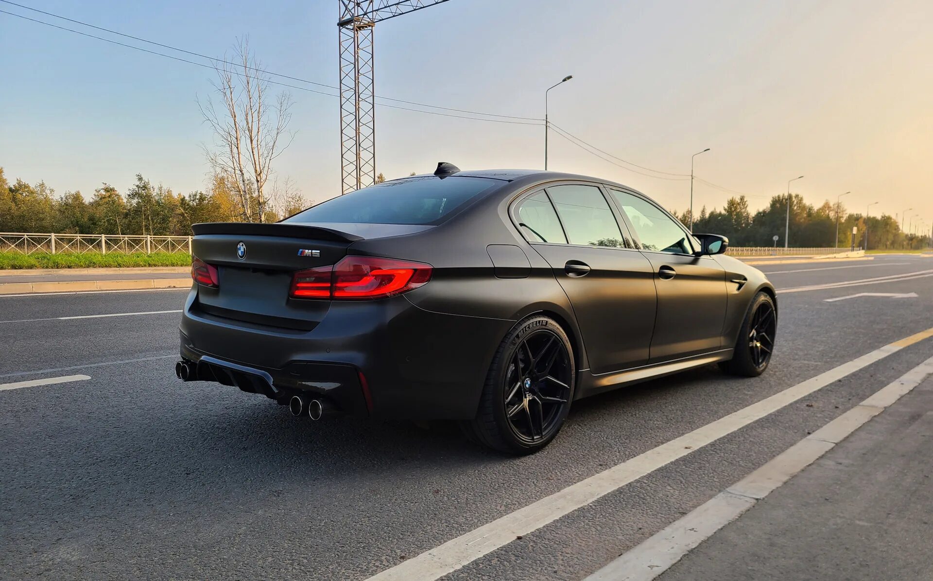 Бмв м5 матовая. БМВ м5 ф90. BMW m5 f90 черная. BMW m5 f90 черная матовая. БМВ м5 ф90 черная.