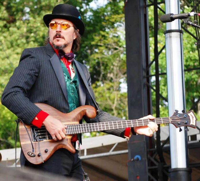 Лес Клейпул Primus. Бас лес Клейпул. Лес Клейпул гитара. Les claypool bass