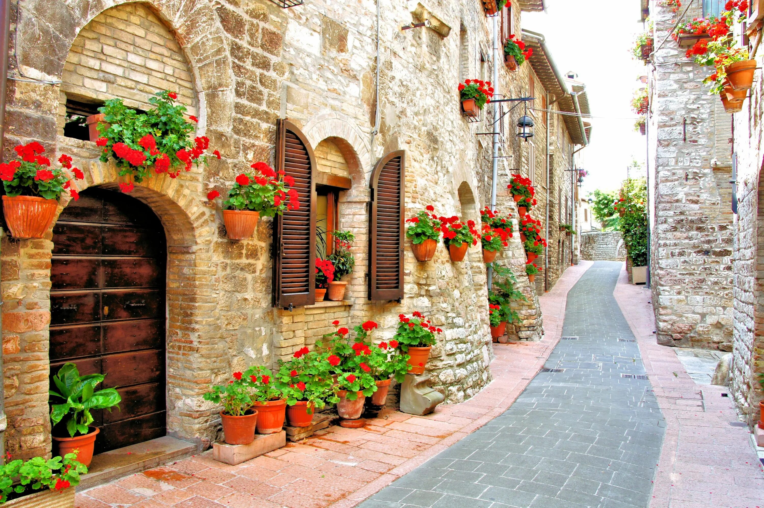 Street of flowers. Италия Гористая улочки Италии. Улочки Равелло Италия. Спелло Умбрия Италия. Италия улочки цветы.