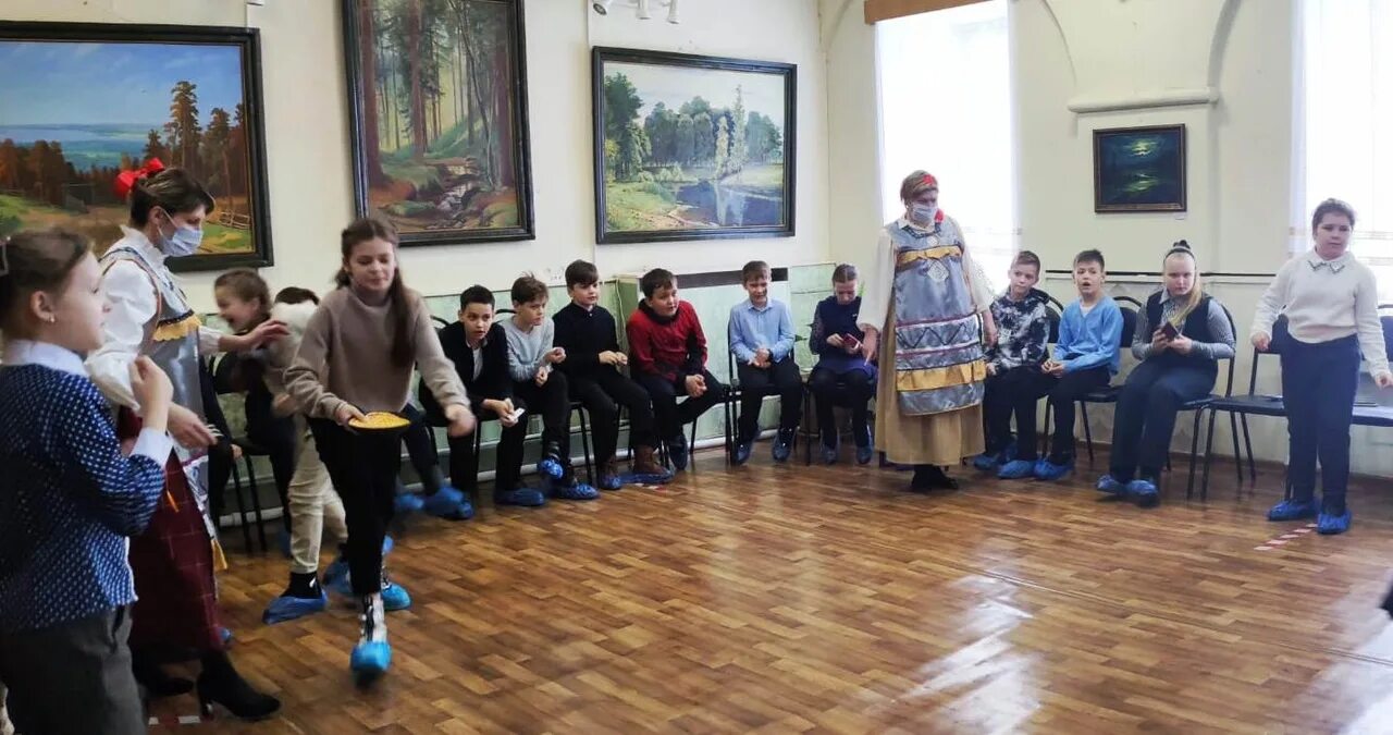 Класс из 25 человек посетил музей. Сасовский краеведческий музей сасово. интерактивный школьный музей. интерактив в музее.