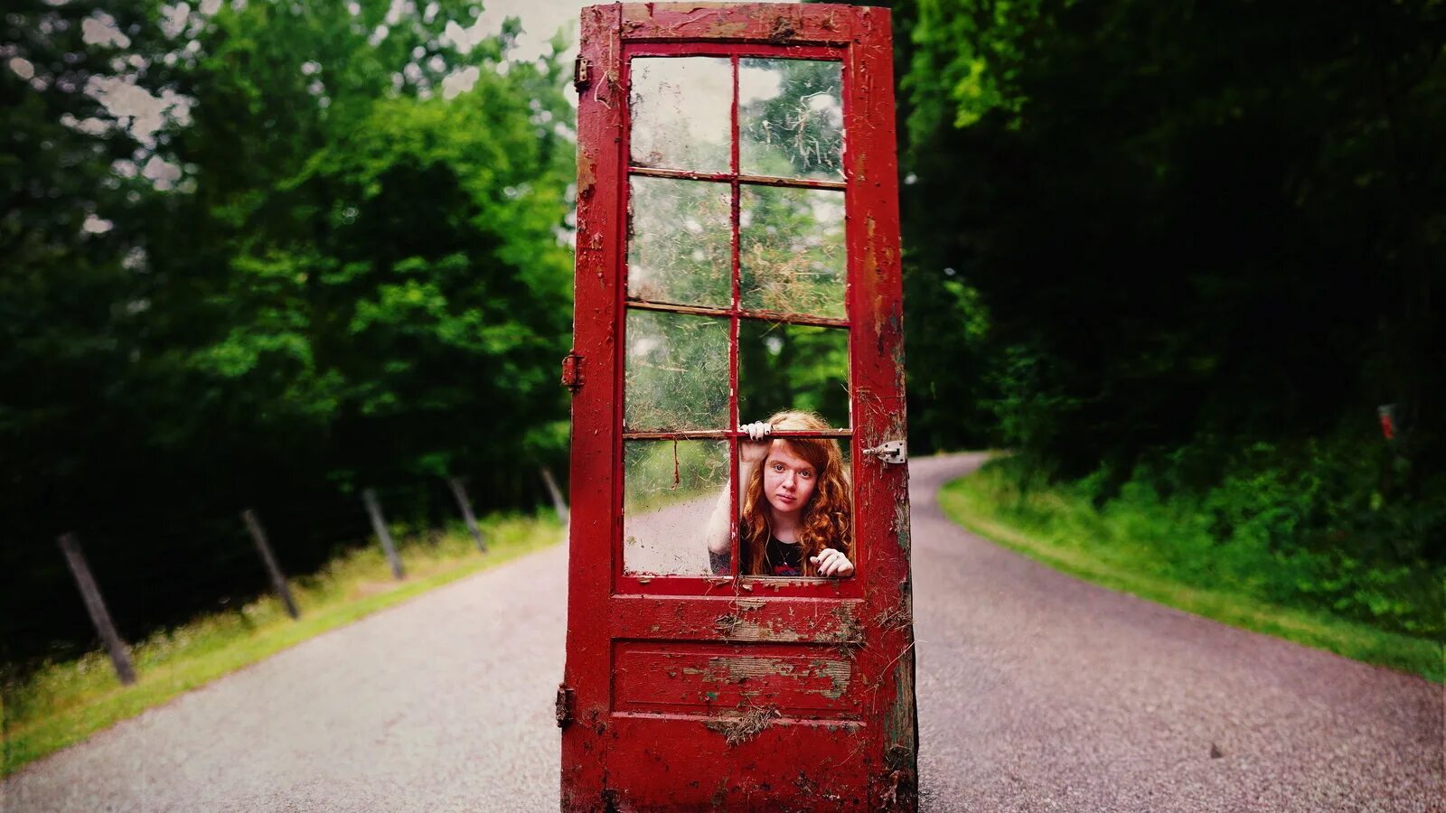 Улица никуда. Фотосессия у двери. Открытая дверь. Девушка у двери. Дверь в прошлое.