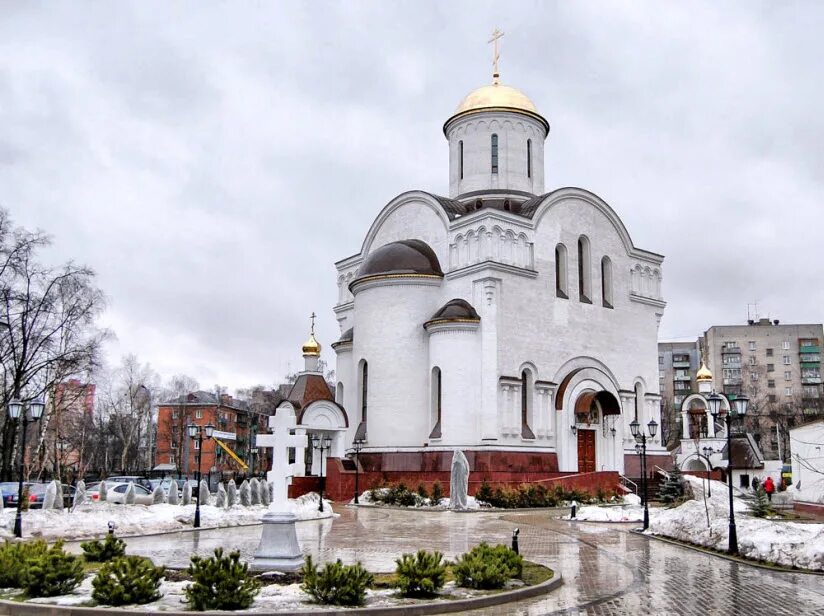 Храм в люберцах на октябрьском проспекте. Храм преображения господня в люберцах. люберцы октябрьский проспект храм преображения господня. стела храм преображения господня люберцы. свято-троицкий храм люберцы.
