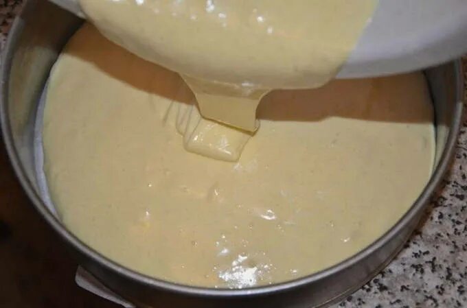 Бисквитное тесто в форме. Формы для бисквитного теста. Бисквитное тесто в круглой форме. Влить тесто в форму. Тесто 45 минут