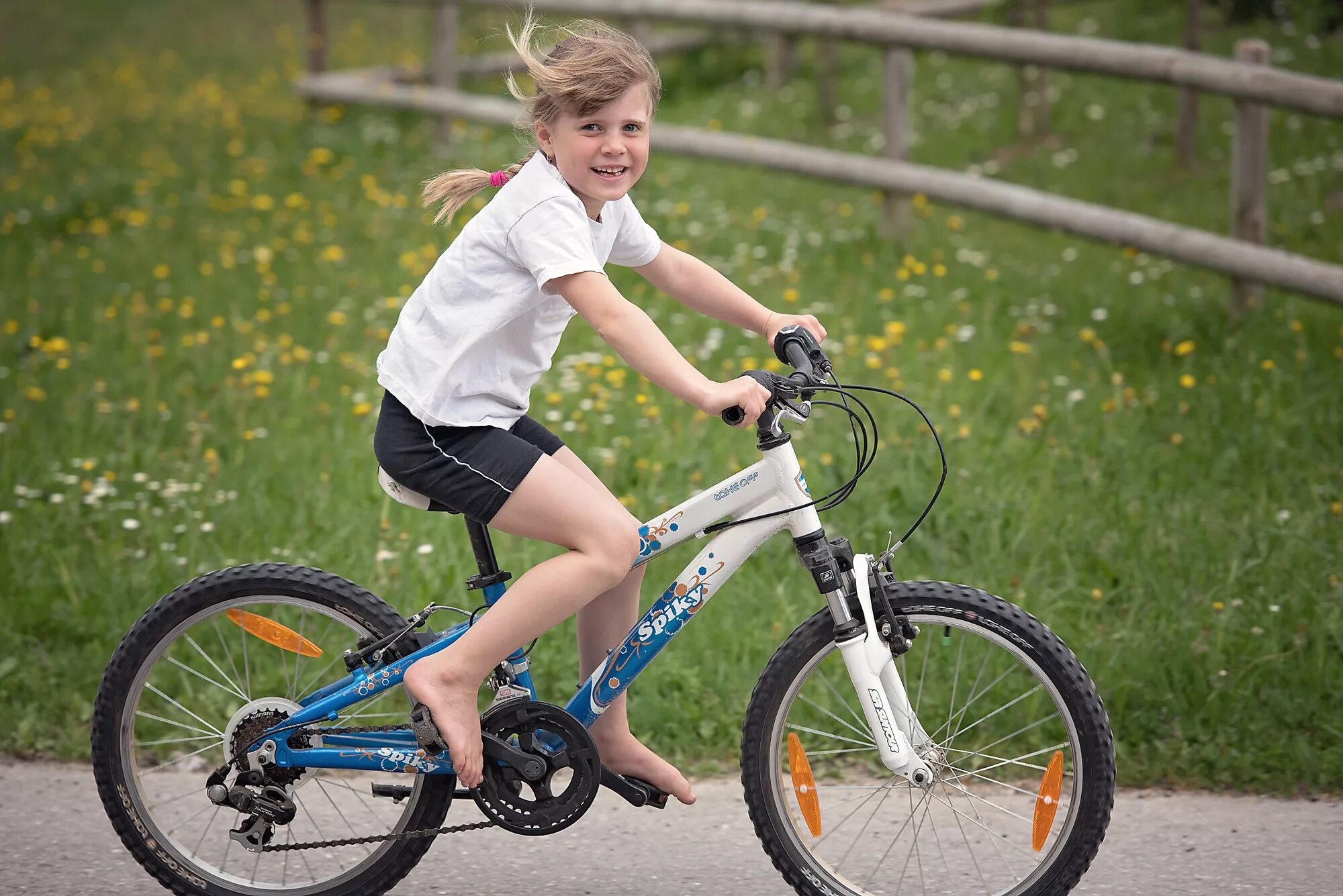 10 лет какой велосипед выбрать. Дети с велосипедом. Мальчик на велосипеде. Подросток на велосипеде. Велик для детей.