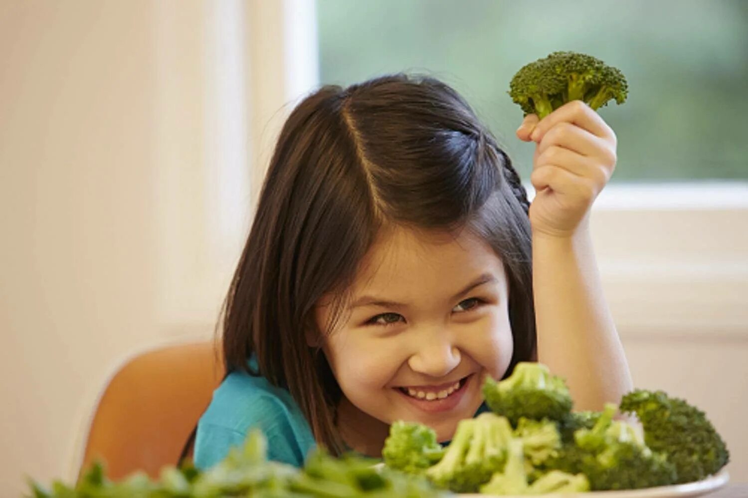 Кушать овощи. Ребенок ест брокколи. Ребенок не хочет есть овощи. Девушка ест овощи. Есть овощи на ночь
