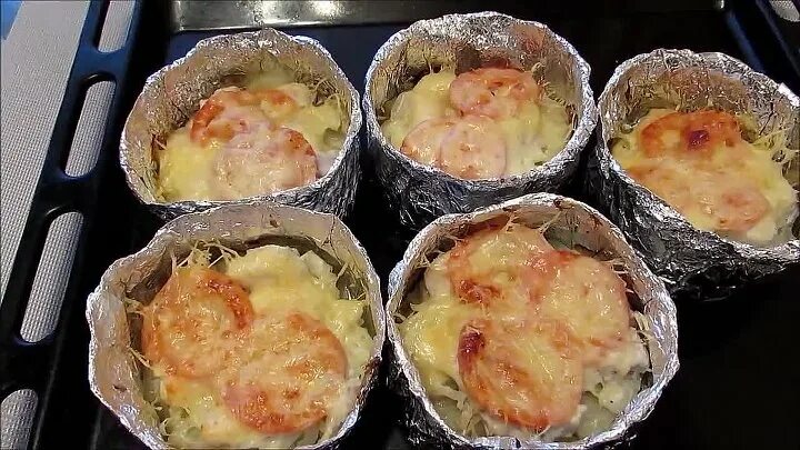 Гратен с курицей. Горбуша с картошкой в фольге порционно. Порционные блюда в духовке в формочках. Запеканка с цветной капустой. Запеканка с индейкой.