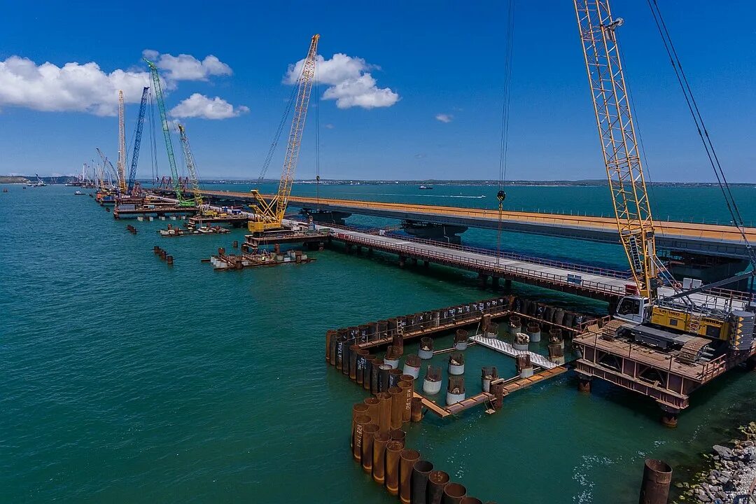 крымский мост 19 км. мост через керченский пролив. крымский мост вантовый. крымский мост керчь. в крыму работает самый длинный.