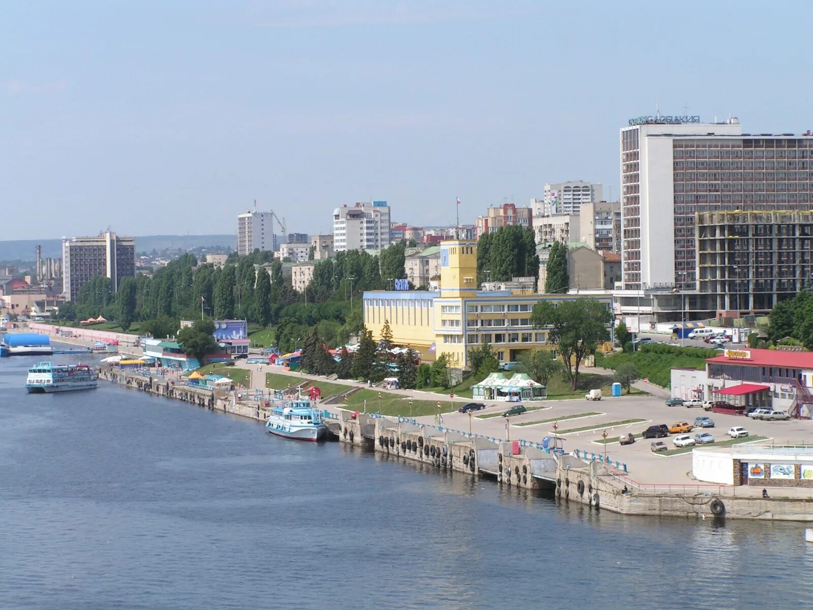 Летом были в саратове. Саратовский Речной вокзал. Город Саратов Речной вокзал. Речвокзал Саратов. Панорама Саратов Речной вокзал.