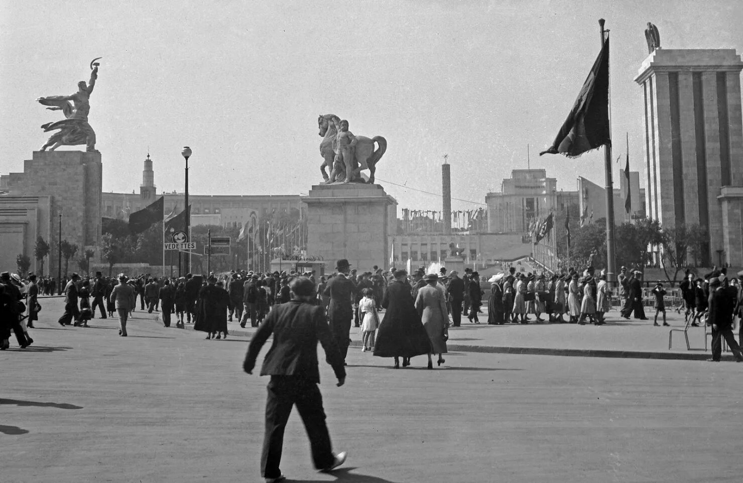 Ссср на всемирной выставке в париже. Всемирная выставка в Париже 1937 Советский павильон. Рабочий и колхозница в Париже 1937. Рабочий и колхозница на выставке в Париже 1937. Павильон Германии в Париже 1937.