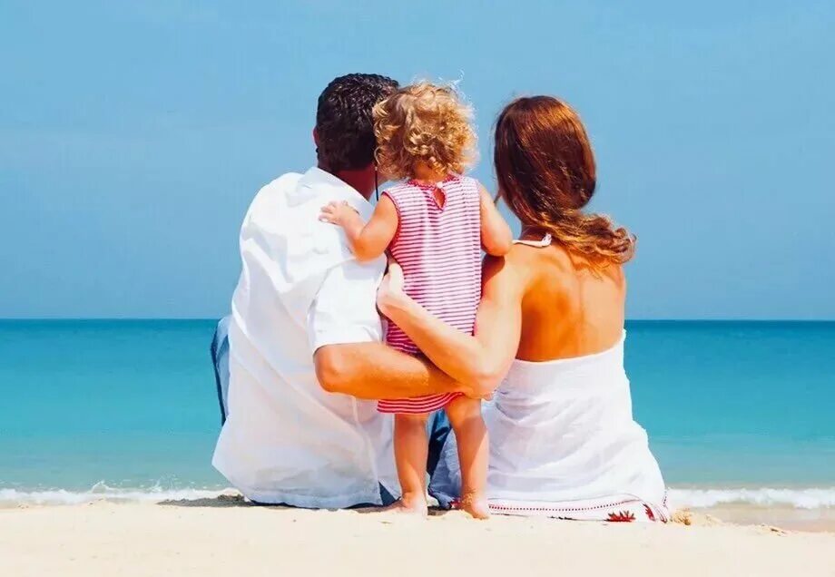 Семья на море. Счастливая семья со спины. Карта желаний семья. Счастливая семья с дочкой на море.