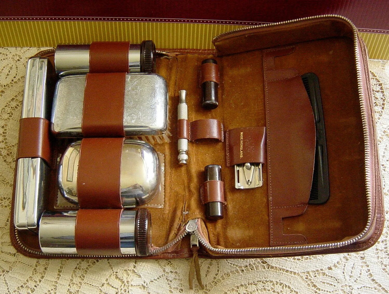 Дорожный набор зингер с бритвенным станком evzinger1. Чехол для бритья из кожи. Походный бритвенный набор для мужчин. Несессер для бритья мужской кожаный. Кейс для бритвенных принадлежностей.