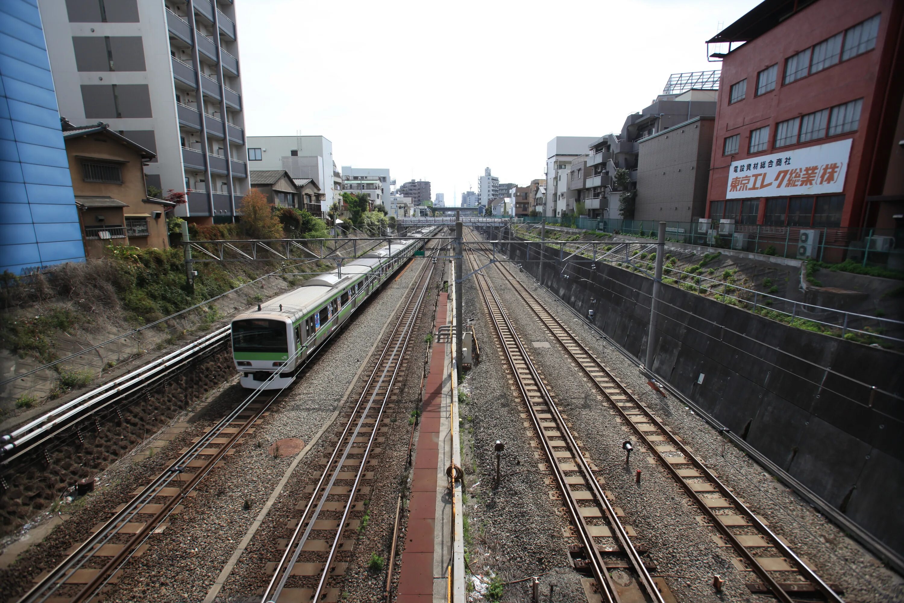 Железные дороги японии. Железнодорожная станция Токио. Поезда монорельс Токио. Станция Яманоте Япония. Японские железные дороги в Токио.