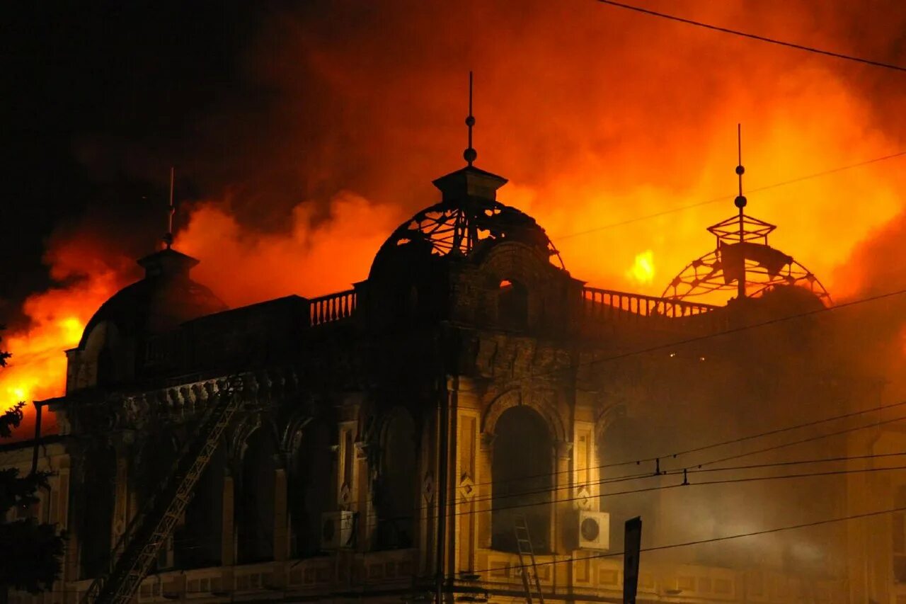 Пожар в 2012 году. АГПУ пожар. Пожар Армавирский педагогический университет. Пед институт Армавир сгорел. В каком году был пожар в пединституте Армавира.