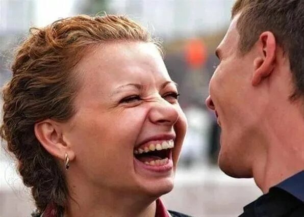 Вспыхивает смех. Человек, который смеется. смешно человек смеется. фото смеющихся людей. заразительный смех.