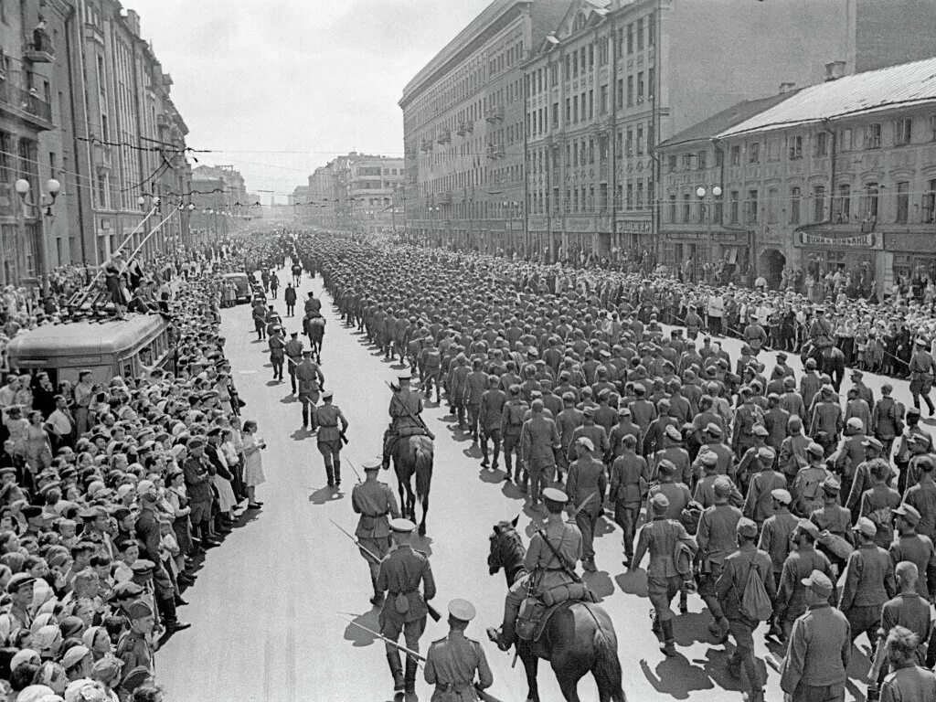 Парад немецких войск. Парад военнопленных немцев в Москве 1944. 17 Июля 1944 парад военнопленных в Москве. Пленные немцы в Москве 1944. Шествие пленных немцев по Москве в 1944.