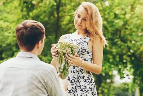 Если парень дарит девушке