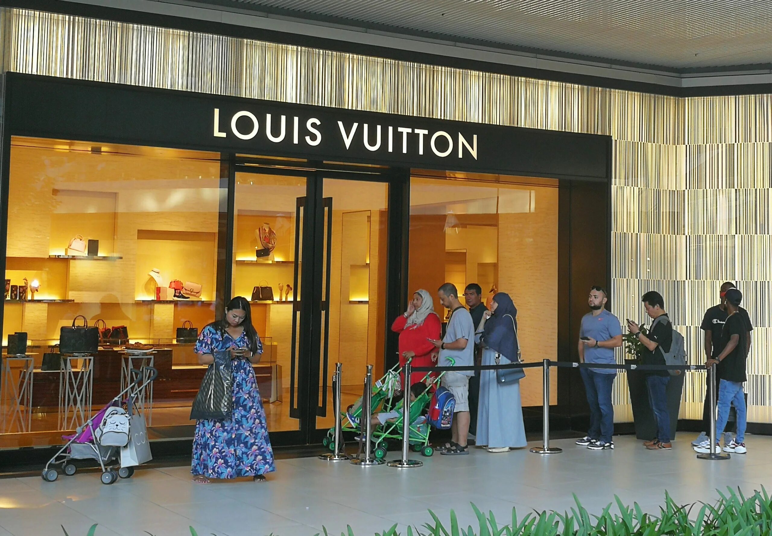 Louis turkey. Луи Виттон Стамбул. Louis Vuitton Turkey. Элитный шопинг в Стамбуле Louis Vuitton. Здание Луи витон в Стамбуле.