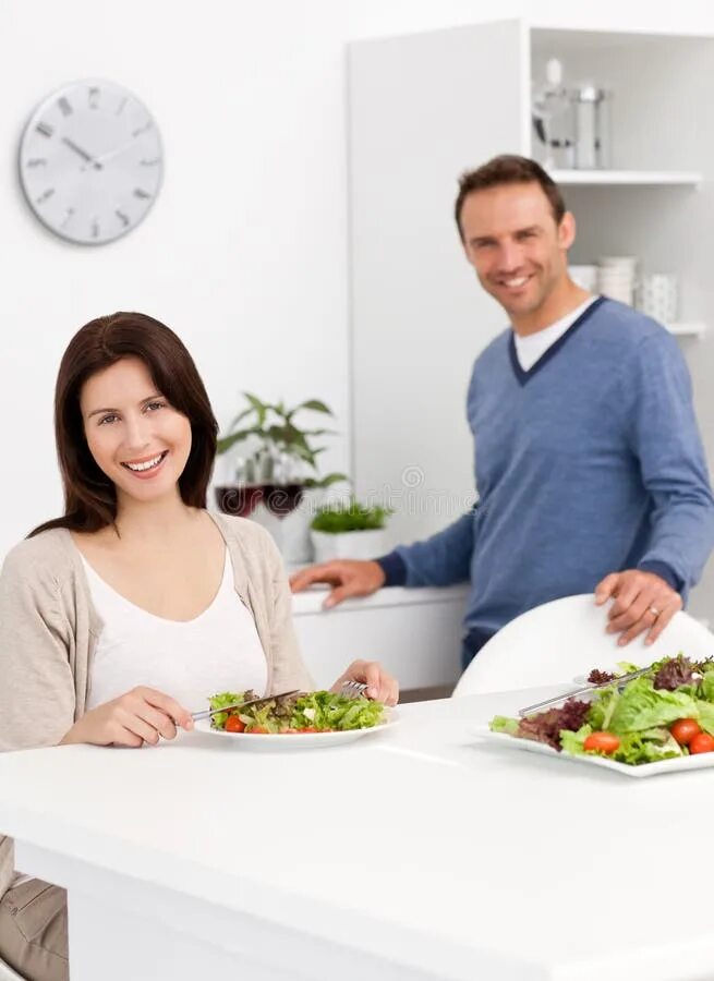 Муж с женой на кухне занимаются. Девушка за обеденным столом. Муж и жена за обеденным столом. Фото за обеденным столом мужчина и женщина. Фото мужчины за обеденным столом.