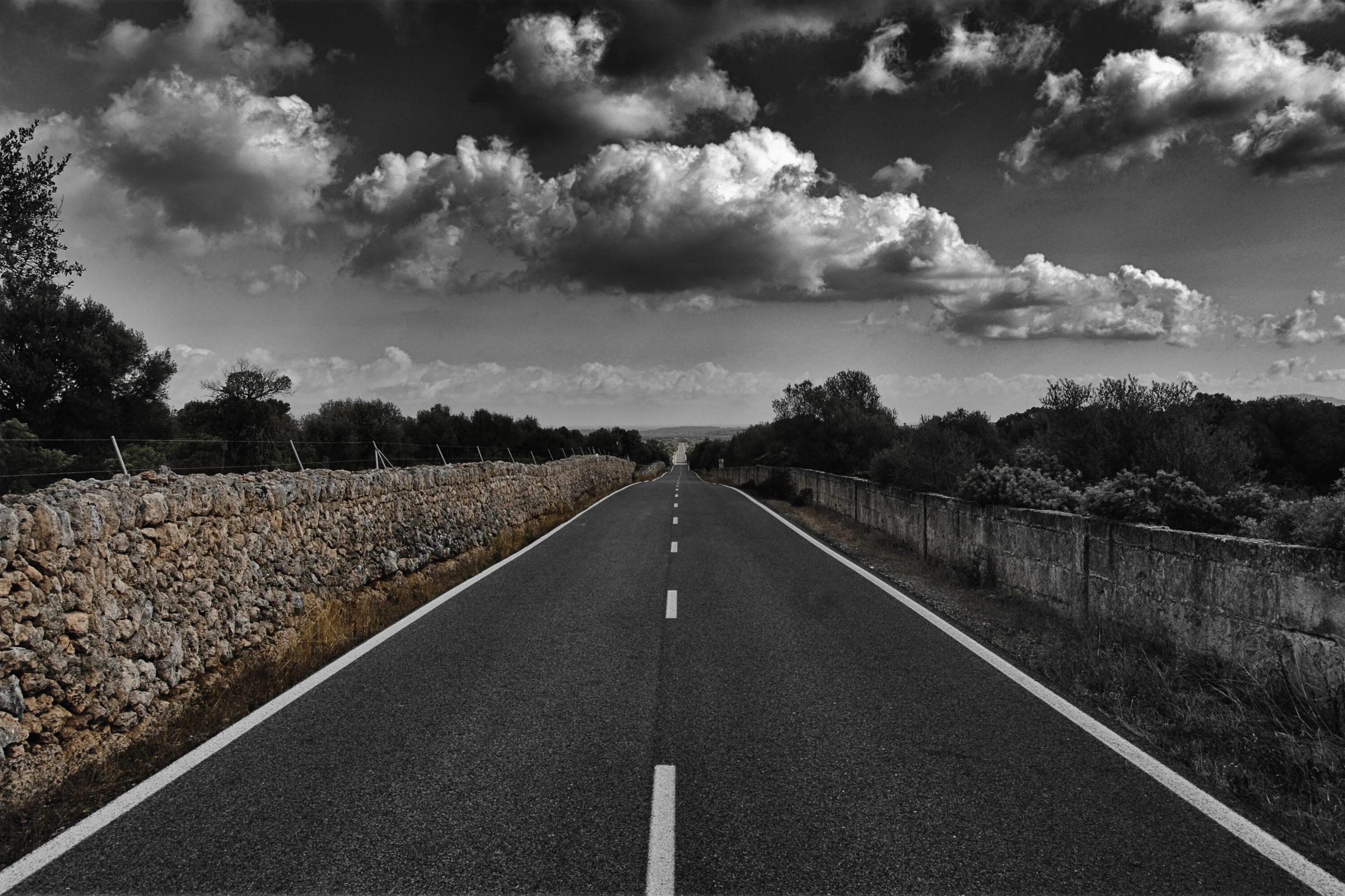 Road views. Фон дорога. Дорога черно белая. Серая дорога. Белая дорога.