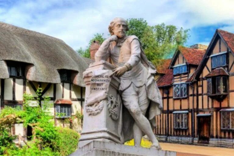 Stratford upon avon shakespeare. Стратфорд-апон-эйвон город Шекспир. Дом-музей Шекспира Стратфорд-апон-эйвон. Город в Англии Стратфорд апон эйвон. Уильям Шекспир Стрэтфорд на Эйвоне.