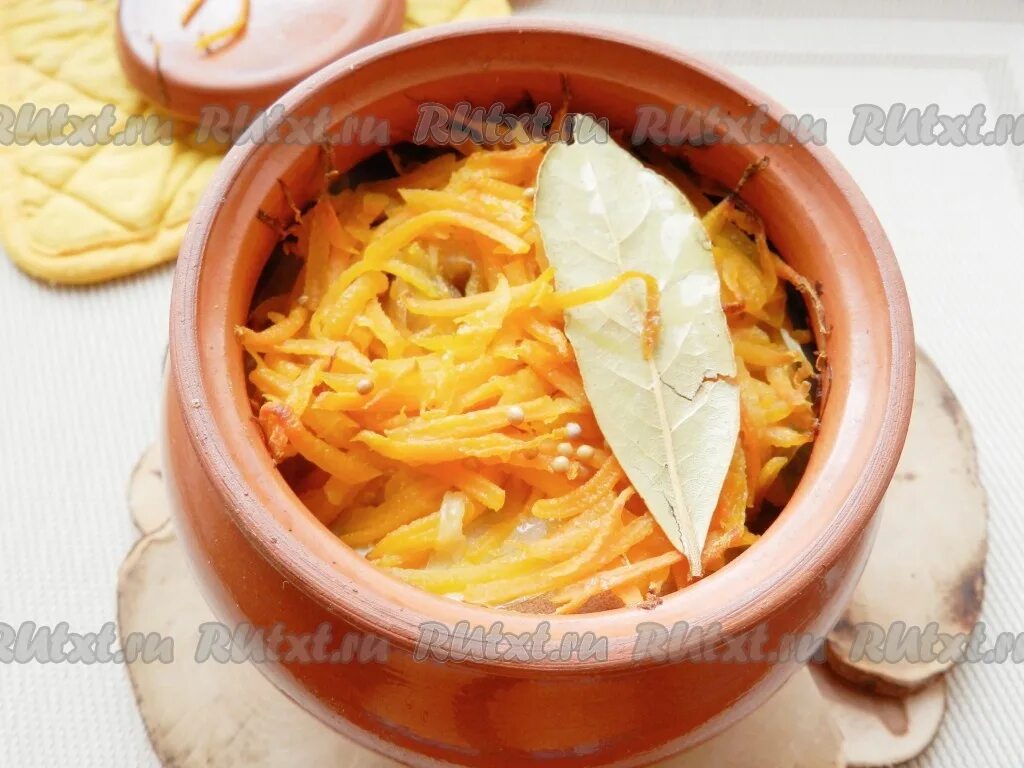 скумбрия в горшочках с картошкой в духовке. скумбрия с овощами на сковороде. скумбрия в горшочках с картошкой. скумбрия в горшочке. запечённая скумбрия в горшках.